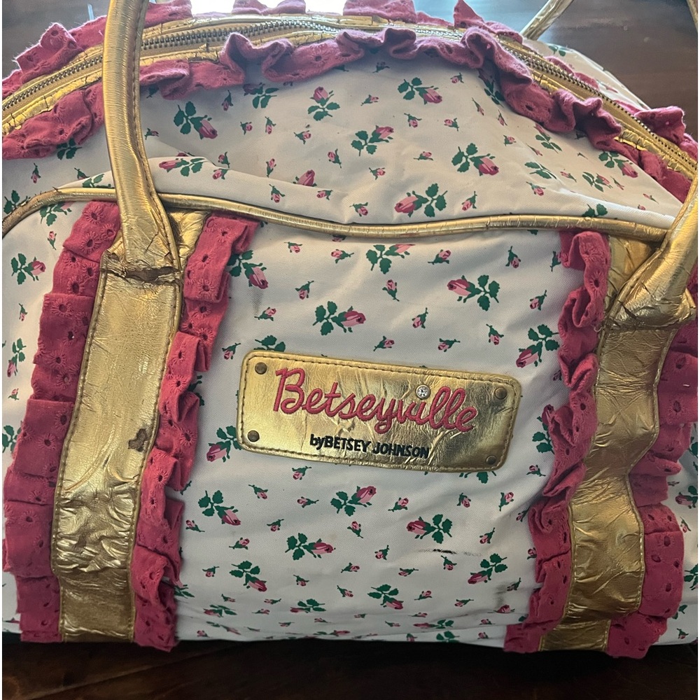 Rare Vintage Betsey Johnson White with Pink Rosebuds Ruffled Travel Roller Bag - Picture 3 of 15